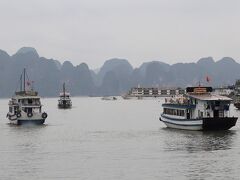 ハノイから３時間で船乗り場に到着。奇岩が立ち並ぶ1600の島がある、ベトナムを代表する世界遺産です。