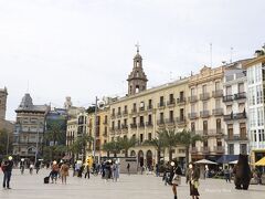 ホテルの前にあるタクシー乗り場から客待ちのタクシーの一つでレイナ広場(Plaza de la Reina)に直行。ここはバレンシア旧市内の中心部で観光案内書や遊覧バスの発着地点になっている広場である。