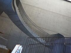スマホで撮れば良かったな。
階段から天井に続くラインが素敵なんです。

設計は安藤忠雄氏です。
