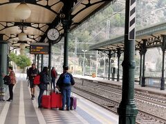 後日、撮影したタオルミーナ駅です。
ホントは、この駅に優雅に到着するはずだったのに。

メッシーナ駅に着いてから脱兎のごとくバス乗り場を捜しました。
FSが特別にバスを手配してくれるわけはなく、路線バスを待たせているだけに違いない。ともかく、出遅れは禁物です。
20kgのスーツケースを引いて、階段の登り降りは不可能!
幸い、メッシーナ駅はエレベーターがありました。
みんな右往左往してましたが、取り残されたら大騒動。
次のバスなんて2時間後?   3時間後?
大慌てでバスに乗ったら、直ぐに発車。
あ～ タオルミーナに行くって言ってたたの乗客は、誰ひとりも見当たりません。気の毒に…
