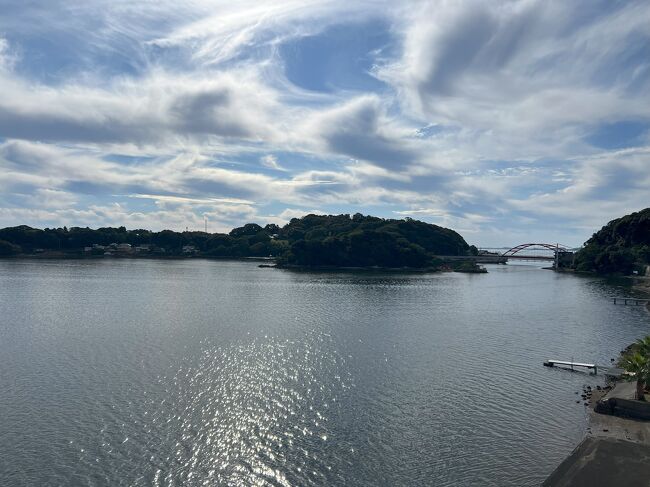 一昨日昨日と国道152号を走りました。<br />今日は東名で東京に帰ろうかなと思いましたが、ちょっと遊んでみます。<br /><br />ホテルの朝食はいわゆるバイキング方式でしたが、良かったです。たくさん食べるか昼食以降のためにお腹を取っておくか葛藤するパターン。<br /><br />ホテルにはゆるキャン△の聖地を案内する冊子がありました。聖地巡礼も今日の候補だったのは内緒。