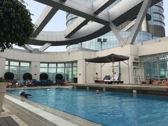 子供はプールへ。