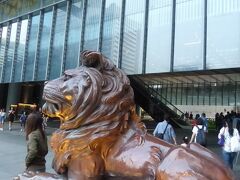 そうそう、待ち合わせ場所から乗り場まで、HSBC銀行香港本店を通るのですが、触ると幸福が訪れるパワスポライオンはこちらです。