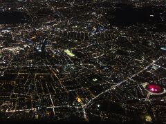 アイスランドとイギリスの時差はこの時期(サマータイム)で1時間。
20：40頃、ロンドン上空を飛行中。
眼下の赤い照明はアーセナル・スタジアム、遠くにはリージェンツ・パーク。