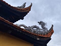 龍が屋根にいるなど装飾が細かい。