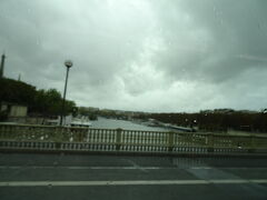 セーヌ川を渡るバスの中から。
雨雲があやしい。