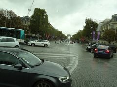 やはり雨っぽいシャンゼリゼ通り通過。
サンラザール駅に着くと雨でした。