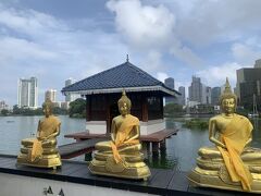 シーママラカヤ寺院。湖に上に建てられたお寺です。