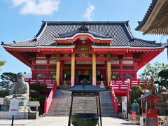 せっかくなので正面に回り込んで改めて山門をくぐりなおしました(*´∀｀*)
境内はとてもきれいに整えられていてとても気持ちがいい♪

まずは参拝
本堂左手で御朱印もいただけます。