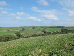 バスは宗谷丘陵の眺めの良いパーキングに一時停車。
撮影タイム、停車時間は運転手さん曰く気が済むまで。
本当に北海道にきたって感じ。氷河期が残した独特の地形と過酷な気象条件が作る草原。