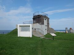 大岬旧海軍望楼
2階にもドアがある小さな小屋。樺太がロシアのものとなったのち、1902年に建てられた国境警備の監視塔。
この日は天気が良くてうっすらサハリンが見えました。