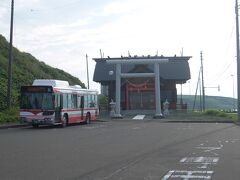 2便目、本日最終の宗谷岬から駅へ向かうバス。
宗谷岬神社の駐車場で待機中。お参りに来たら発見。