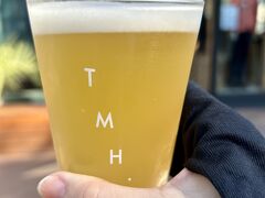 観光で来る方も多く大変な賑わいの高尾山参道。

途中のSALOMONのショップでクラフトビールで乾杯！
下山後のビールは美味い！！
ついでにSALOMONがセールだったのでウェアも購入してしまった…。