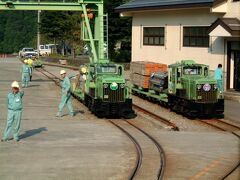 9:50再集合
我々2班20名は往路がトロッコなので、隣の立山砂防工事事務所を通り抜け、裏手のトロッコ基地へ。簡単なホームのようなところから先着順に乗り込んでゆく。
先頭の席が奪い合いだったが、機関車の次位で見晴らしが悪そうなので最後部に座った。

3人連れが1組だけであとは2人か、お一人様。
大勢で申し込むと5年申し込んでも一向に当選せず、1人のほうが当たりやすいのだとか会話が聞こえた。
定員が少ないので、1人だと人員調整用にすき間に押し込めるんでしょうね。

遠来者が多いかと思ったら、意外にも地元富山の方が約半数いた。