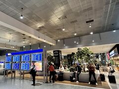 無事に入国審査を終えるとこちらのホールに出ます。
ちょうど中央に位置するカフェ “Bistrot Airport” が営業していたので寄ろうかと思いましたが口コミ評価の低さ(1.5)を見てスルー。
空港ラウンジを探します。。