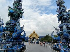 来たかったブルー寺院のワット・ロンスアテンに到着！
ワクワクしてます(^^♪