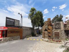 入口に到着します。
看板の矢印に沿って行くと裏口に着いてしまいます。