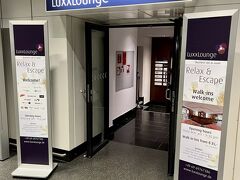 ちょっと距離がありましたが制限区域外の “Luxx Lounge” へ
こちらはプライオリティパスで利用可能です。
ワールドショップのオープンまでゆっくりしましょう♪