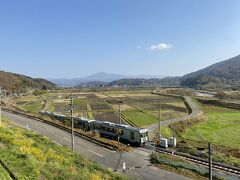 食事中、踏切の音がしたので慌ててスマフォを取り上げ、電車を入れて写してみました。
のどかで良い感じです。