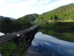 【一寸俵沈下橋】いっとひょうちんかばし

架設：1935年（昭和10年）
橋長：60.6ｍ
橋幅：2.5ｍ

一寸表沈下橋は、現存する沈下橋では最も古い橋で、国の登録有形文化財に指定されています。
壱寸俵と米奥集落を結ぶ橋で、この橋が架かるまでは、この場所で渡し舟が運航されていたそうです。

現在は老朽化により車両は通行止めとなっています。

※ 200ｍ位手前にに大きい駐車場があります。