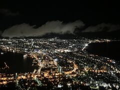 函館山の夜景一般車は21時から通行可能その時間に合わせて待機。規制解除1番で登れて駐車場もすぐ止められて夜景観賞