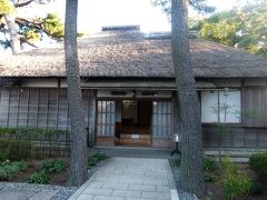 旧伊藤博文金沢別邸玄関．　
屋根は茅葺き．
入場無料でした（横浜市指定有形文化財のためか）．