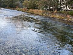 

梓川のほとりに降りてみました。水が透き通って、川底までよく見えます。
