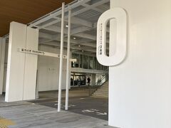 翌日。
駅周辺をお散歩。

1階にあった0番線。
このお隣には、バスターミナルがあって、空港や萩や秋芳洞に行かれるバスが出ています。

写真の真ん中ほどに見える黒いバスのシールが切符を購入できるところです。
自動販売機で切符を購入してからバスに乗ります。
対応は現金のみでした。
