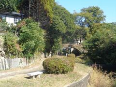 ちなみに、鉄道跡の右側（東側）にはお寺があり、その右側には早鐘眼鏡橋があります。三池藩が治水のために築いた水道橋です。