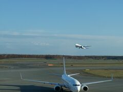 お土産を買って昼ごはんを食べてから、ラウンジで飛行機の搭乗時間を待ちます。秋らしい景色に出会えて北の歴史や文化を学ぶことのできた、楽しい秋旅でした。