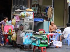 翌朝ホーチミンのBuiVien通りは、昨晩の喧騒がうそのように静かです。賑やかだったクラブの前に、朝食のフォーを食べさせるテーブルが並んでいました。