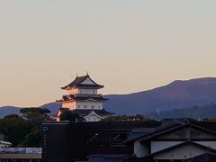 日の出間もない太陽の薄い光が、小田原城を照らしています(^^)

時刻は６：１５…