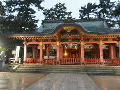 朱塗りのあでやかな長田神社にも参拝しました。

神功皇后ゆかりの古い歴史を持つ神社です。
社殿は阪神淡路大震災で大きな被害を受けましたが、震災当時、臨時の避難所、炊き出しの拠点となったそうです。