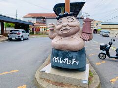 陸奥湊駅前にあるイサバのカッチャ像。
八戸の朝市を元気に行き交うオバちゃん達を愛着を込めて「イサバのカッチャ」と呼んでいるそう。