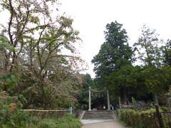 長岳寺から車で10分ほど行ったところに檜原神社があります。神社周辺の道は大変狭いところもあり、すれ違いができない場所もあるので、徒歩で行かれる方が良いかもしれません。