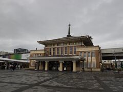 JR奈良駅のすぐ近く、駅ロータリー内に趣ある建物があります。こちらが昭和９年に完成し、2003年まで使われていた旧駅舎です。方形屋根に相輪という奈良をとても感じられる建物です。元の場所から曳家によって18ｍ移動した建物は、現在観光案内所として利用されているので、中に入ることができます。