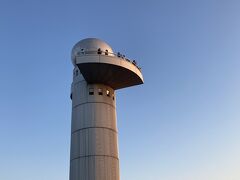 袖ケ浦海浜公園の高さ25メートルの展望塔を見上げる。