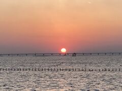 別の角度で東京湾アクアラインと夕陽。