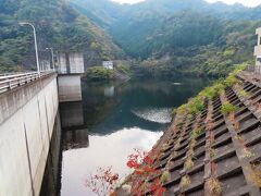 その後、軽くドライブ。
もう15年ぶり？くらいに来た松田川ダム。
ダムの上には入れなくなっているし、この先の公園も、ダム下の公園も管理キャンプ場になっていてちょっと残念。