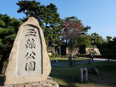 ホテルの前の道をはさんで、高松城、玉藻公園へ