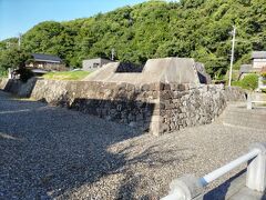 「樺崎砲台跡」に到着。
自転車で15分位かかりました。

頑丈に組まれた石垣の上に砲台の防壁が造られていて、当時の威容が偲ばれます。