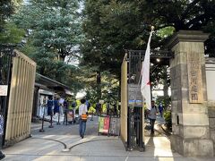 上中里駅から歩いて7分ほどで旧古河庭園正門に到着。

文化の日の祝日なので国旗が掲げてありました。