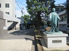 本郷3丁目から湯島天満宮に向かう際、春日通り沿いに建つ春日局の像を見つけ立ち寄りました。1624年に徳川家光の乳母春日局が開基した臨済宗寺院です。木造瓦屋根の山門を左に進むと、苔と木々の庭の奥に木造本堂が建っています。