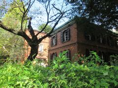 日本を代表する多くの音楽家や美術家を輩出している大学です。キャンパスには芸術大学らしいおしゃれな校舎が建ち、ギャラリーや学生たちの作品を販売しているアートプラザに向かいの門は、重厚で落ち着きが感じられました。道路を挟んだ向かいには無料で入れる美術館があり、100mほど離れた上野公園内には、学生のコンサートが開かれる奏楽堂が建っています。