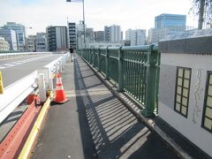 JR上野駅北側の線路の上に架かる橋です。車の交通量は多くなく、100ｍを越える長さです。歩道が両側にありますが、歩く人は少ないです。両大師橋の西側に上野公園を訪れる大型観光バスの広い駐車場があります。上野公園内は平日休日共に、海外からの観光客や博物館や美術館を訪れる人々、修学旅行生たちが多く大変にぎやかですが、両大師橋付近は静かです。上野駅を発着する電車を見るのによい場所です。