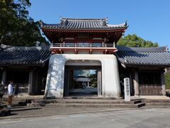 第六番札所　安楽寺
山門は再建されています。竜宮城のような外観。
上層部は通夜堂になっていて、お遍路さんが無料で泊まれるようになっています。