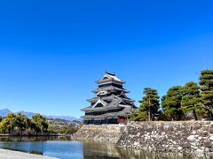 集合までまだ時間があったので、松本城まで歩いてきました。
途中ですれ違う人は欧米からの観光客が多く、さすが日本の城は人気なんだな。なんて考えながら歩いて来たのですが、社会見学の小学生の集団や、ベンチでゆったりと松本城を眺めるお年寄りなど、地域の人たちにも人気のスポットでした。