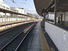 午前９時半少し前、ＪＲ奈良線の地元の駅に到着。

１０時１０分奈良駅に到着、１０時１５分発のＪＲ大和路線の快速に乗り換え法隆寺駅を目指す。

１０月７日（土）に同じくＪＲ奈良線で奈良に出かけた時は、電車の席は殆ど開いていず、奈良駅構内はインバウンド観光客であふれかえっていたのだが、出かけた時間が１時間半ほど早かったせいか、この日も秋の三連休の初日にもかかわらず、電車内は比較的席が空いていてゆっくりと座れ、乗り換えのために降りた奈良駅構内もとても空いていた。