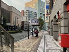 駅前のバス乗り場（7番）からアルピコ交通の戸隠キャンプ場行きで戸隠神社の奥宮へ向かいます。朝7時発が始発でしたが、バスは満員でした。バス乗り場の前にはアルピコ交通の店舗があり、そこで切符を買おうとしたところ、『戸隠・善光寺1日周遊きっぷ』というものを勧められて買いました。大人3,000円でした。戸隠神社奥宮まで片道1,550円なので往復で使えば安くあがるのですが、私の場合戸隠神社の宝光社まで歩きました。宝光社から長野駅まで1,250円ということで3,000円に届かず、元が取れませんでした、残念！