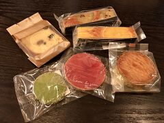 【 Plaisirs Sucrés 】
http://plaisirs-sucres.la.coocan.jp/

明日の昼飯はゆっくり食ってる時間がないため，晩飯に出かけた龍月庵の北20mの【 Plaisirs Sucrés 】で焼菓子を購入しておきました。

三人で選んだもの。
メープル黒豆(270円)，プチロングパタート(260円)，プチロングオランジュ(250円)，
サブレ宇治抹茶(100円)，パレフランボワーズ(180円)，ガレットブルトンヌ(240円)

桂離宮近くの下桂・御霊神社境内のベンチでいただきました。